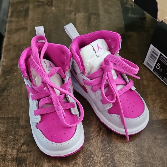 Jordan Kids' Sneakers in White and Pink - Picture 7 of 9